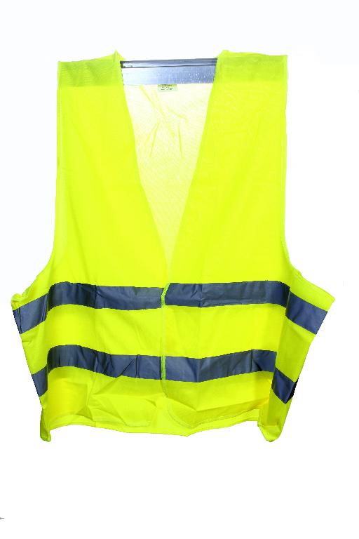 Het betreft een geel fluo hesje van breiwerk in polyestergaren met zwarte strepen ter hoogte van de buik.