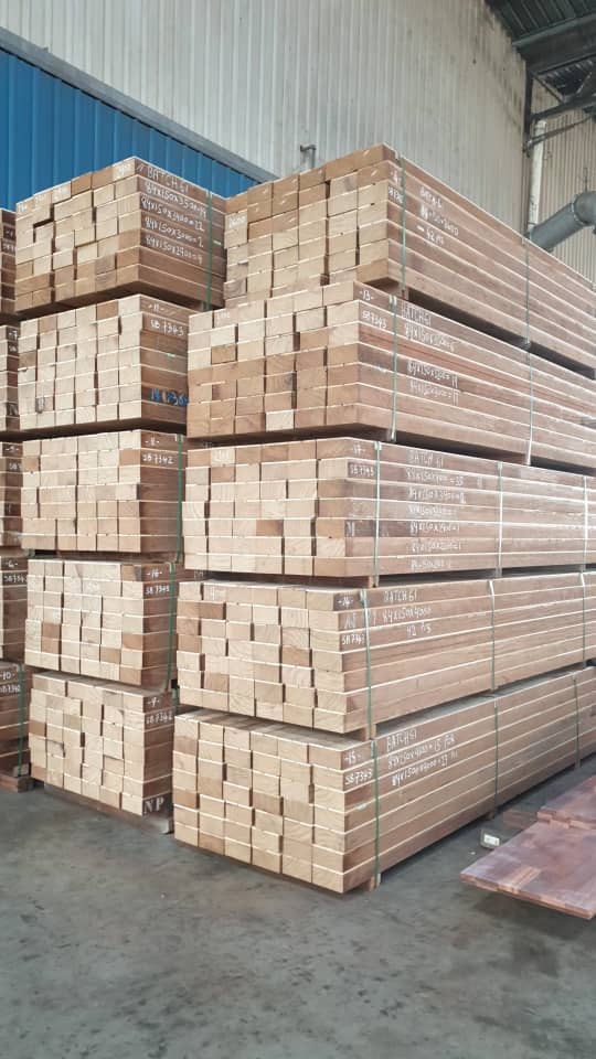 Een houten balk met een rechthoekige doorsnede bestaande uit twee verschillende opeen gelijmde houtsoorten (een donkere en een lichte). Beide lagen zijn dikker dan 6 mm en hebben dezelfde oriëntatie. 

De donkere houtsoort is Assamela, Sipo of Sapelli, de lichte houtsoort is loofhout of naaldhout. 

De donkere houtsoort is relatief glad, geschaafd, niet geschuurd. De lichte houtsoort is ruw, niet geschaafd. Dus drie van de vier kanten van de balk zijn geschaafd.

De balken hebben een lengte van 2 meter en langer en worden gebruikt voor raamkozijnen.