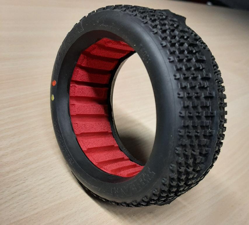 Pneumatique en caoutchouc de dimensions 11 cm de diamètre et 4.5 cm de largeur, muni d’un insert mousseux en matière plastique.
Le produit est destiné à des voitures de modélisme télécommandées pour adultes.