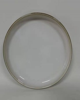 Het betreft een bord in keramisch materiaal met een diameter van 16 cm.

De scherf is beige, homogeen, gesinterd, niet krasbaar en niet doorschijnend. De waterabsorptiecoëfficiënt bedraagt ongeveer 2,9 gewichtspercenten.

Het gaat hier bijgevolg om gres.