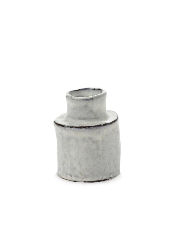 Siervoorwerpen van aardewerk, voorkomend als vaasjes voor bloemen. Ze worden aangeboden in witte kleur, hebben een artisanale look en zijn geglazuurd.

Volgens opgave hebben deze vazen een waterabsorptiecoëfficiënt van meer dan 3 gewichtspercenten, hebben ze een ondoorschijnende scherf en kunnen ze niet worden ingekrast.

Deze vazen zijn beschikbaar in een hoogte variërend van 9 cm tot 19 cm en een diameter van 5 cm tot 14 cm.
Opgegeven informatie bevestigt dat deze vazen worden vervaardigd met gebruik van mallen op basis van een
artisanaal gemaakt prototype. Ook de productie van de vazen gebeurt grotendeels met de hand. De afgewerkte producten vertonen de kenmerken van artisanaal gemaakte goederen.