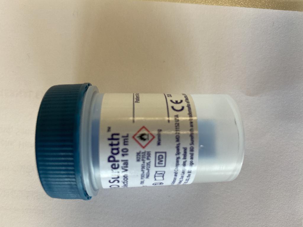 Cytologiemonstercontainer IVD (voor in vitro diagnostisch gebruik) met transportbuffer, voor eenmalig gebruik.

Een niet-steriele, afgedekte plastic houder met transportbufferoplossing die bedoeld is om te worden gebruikt voor het verzamelen, bewaren en vervoeren van een cytologisch monster (met antimicrobiële werkzaamheid).

Elke verpakking bevat: 25 of 500 afnameflacons met conserveervloeistof in elke injectieflacon.