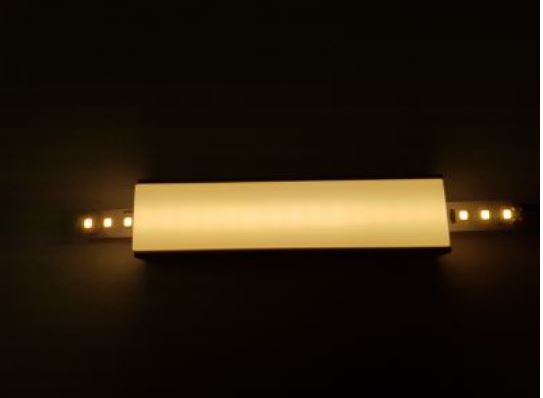 Het betreft een lichtarmatuur aangeboden in een kit bestaande uit een aluminium basis van 2 meter, een zwarte diffuser in polycarbonaat, 2 eindkappen zonder kabelingang, 2 eindkappen met kabelingang en 4 montagebeugels in een kartonnen koker.

Het product is compatibel met diverse lichtbronnen, maar wordt wel exclusief de lichtbron (een LED-strip) aangeboden.