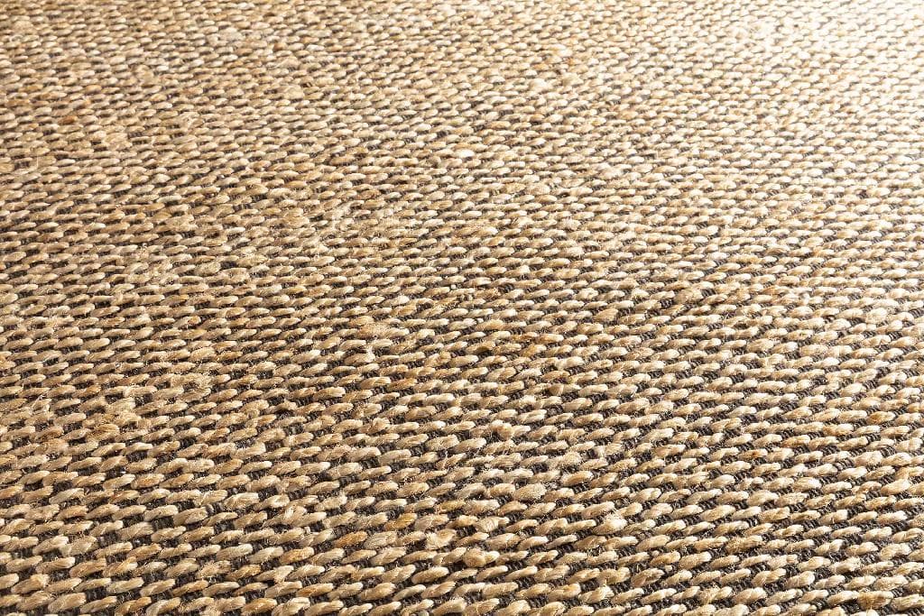 Een handgeweven vlak mini tapijt zonder pool en ruggensteun, met franjes langsheen de lange zijden. Het tapijt is gemaakt met de handloom techniek en vervaardigt uit jute en katoen.

Het tapijt omvat een platbinding weefsel van dun roestbruin katoenen garen met een extra inslag van dik jute. De korte zijden hebben een boord van dun roestbruin katoenen garen.

Het product is 30 cm breed en ongeveer 60 cm lang (zonder franjes).