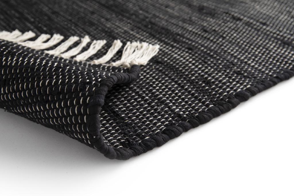 Een handgeweven tapijt zonder pool en ruggensteun met langsheen de korte zijden franjes. Dit tapijt is geweven met de handloom techniek en vervaardigt uit platbinding weefsel van katoen.

De inslag bestaat uit in banden gesneden katoenen breiwerk en de ketting bestaat uit katoen garen.

Het product is ongeveer 30 cm breed en ongeveer 60 cm lang.