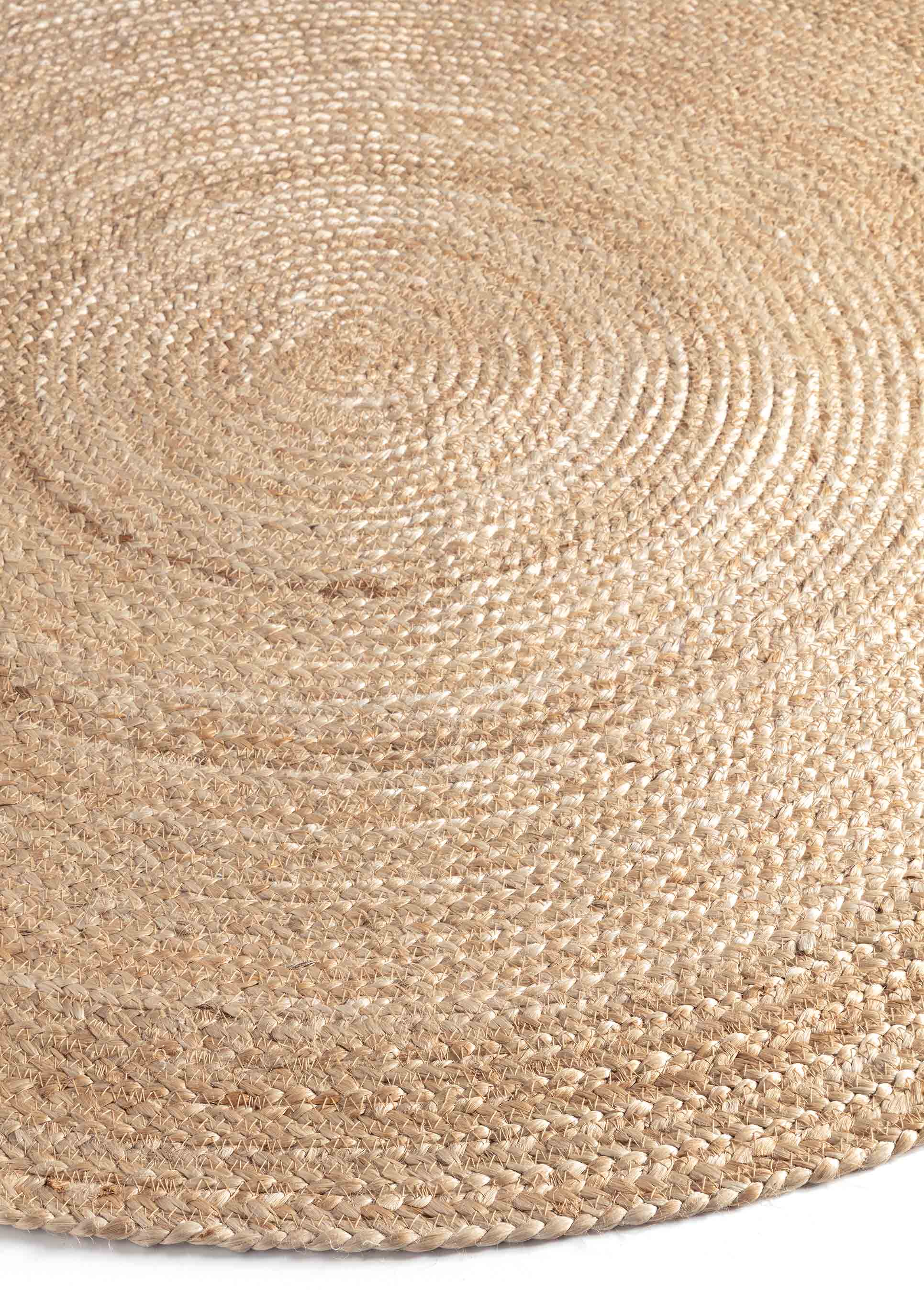 Een rond tapijt zonder pool gemaakt uit een gevlochten streng niet-gesponnen jutevezels die in een spiraalvorm is gelegd en wordt door textielgarens (zigzagsteek) bij elkaar gehouden.