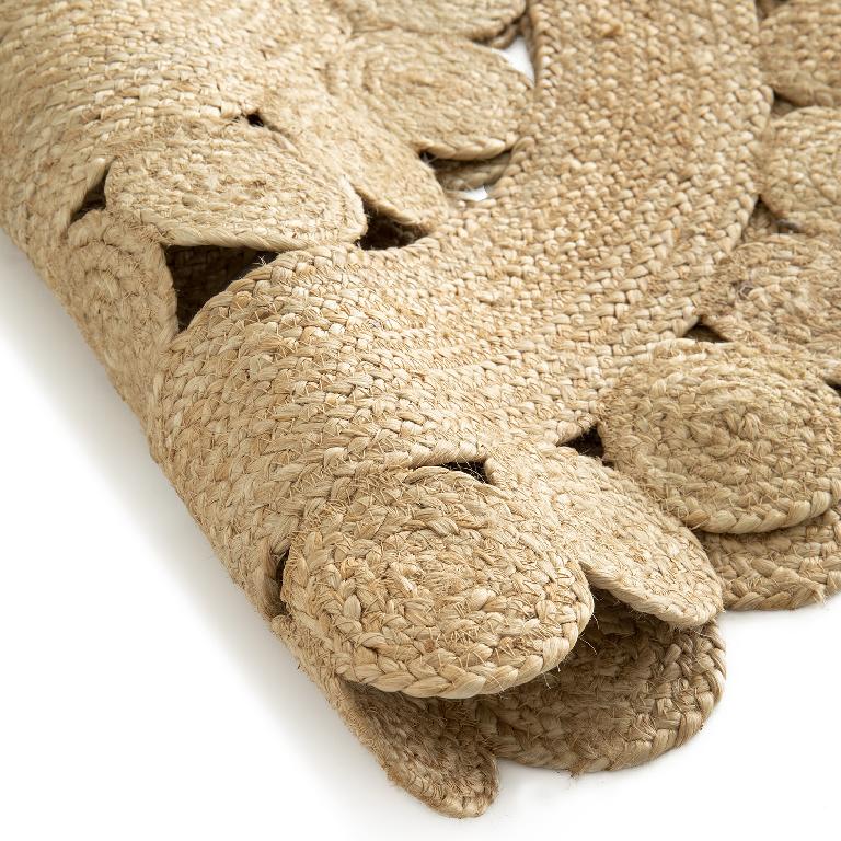 Een rond tapijt zonder pool gemaakt uit gevlochten strengen niet-gesponnen jutevezels die parallel zijn gelegd en worden door textielgarens (zigzagsteek) bij elkaar gehouden. De tapijt bestaat centraal uit een cirkel met daarrond kleinere cirkels, met daarrond een brede ronde rand en tenslotte daarop weer kleinere cirkels.