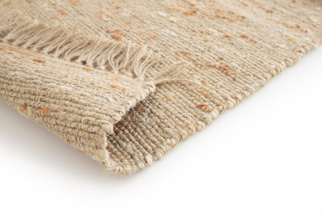Een handgeweven tapijt zonder pool en ruggensteun, met franjes langsheen de korte zijden.

De ketting bestaat uit jute. De inslag bestaat uit gemeleerd garen.

Dit tapijt is geweven met de pitloom techniek in de vorm van platbinding en vervaardigt uit jute en wol.

Het product is 31 cm breed en ongeveer 50 cm lang.
