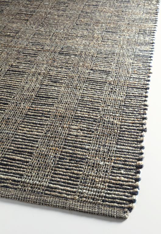 Een handgeweven tapijt zonder pool, omzoomd langsheen de korte zijden.

De ketting bestaat uit 2 soorten dun garen van katoen en  jute (afwisselend). De inslag bestaat uit 2 kleuren dik jute (afwisselend).

Dit tapijt is geweven met de handloom techniek in de vorm van platbinding en vervaardigt uit katoen en jute.

Het product is 30 cm breed en ongeveer 55 cm lang.