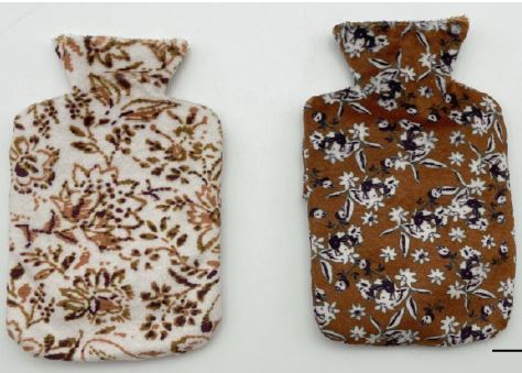 Een handwarmer met onder andere de volgende kenmerken en eigenschappen:
-	een zakje van kunststof in vellen in de vorm van een kruik,
-	gevuld met natriumacetaat in een waterige oplossing en een metalen plaatje,
-	door op het plaatje te buigen ontstaat een chemische reactie, waardoor de vloeistof kristalliseert en warm wordt,
-	het kruikje past in een hoesje van textiel,
-	bestemd om de handen te warmen.