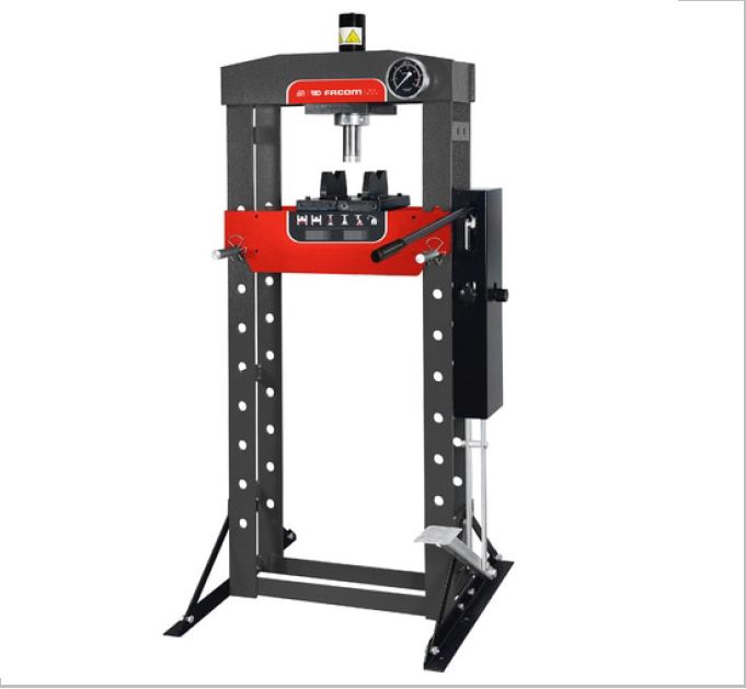 Een hydraulische pers voor werkplaatsen aangeboden in 4 verschillende drukkracht tonnages zijnde 15 ton, 20 ton, 30 ton en 50 ton. Inclusief manometer op ooghoogte. 

De plunjer (piston) heeft een automatische terugslag. 

Deze pers wordt gebruikt in de automotive industrie om metalen lagers, tandwielen, cilinders en dergelijke in metalen onderdelen van auto’s of vrachtwagens te persen. 

Bediening van de pers gebeurt met de voet en een handmatige hendel.
 
Deze hydraulische pers dient enkel om artikelen in elkaar te persen met behulp van perskracht.