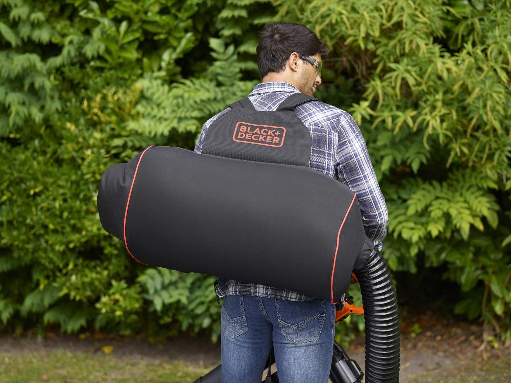 Een gecombineerd handgereedschap zijnde een bladzuiger/blazer met ingebouwde elektromotor van 3000 watt, uitgerust met een versnipperaar voor het verzamelen/opruimen van bladeren en ander tuinafval. Door het tweebuizen conversiesysteem schakel je gemakkelijk over van blaas- naar zuigmodus. De versnipperaar verkleint de bladeren 16 maal en reduceert op deze manier het tuinafval met het oog op compostering. Het opgezogen afval belandt uiteindelijk in een op de rug gedragen opvangzak met een capaciteit van 72l.