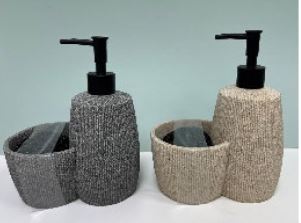 Een zeepdispenser, bestaande uit kunststof, voor vloeibare zeep voorzien van een pompmechanisme en geïntegreerd met een opvangbakje waarin een ‘cleaning ball’ is geplaatst. De behuizing bestaat uit polyresin.