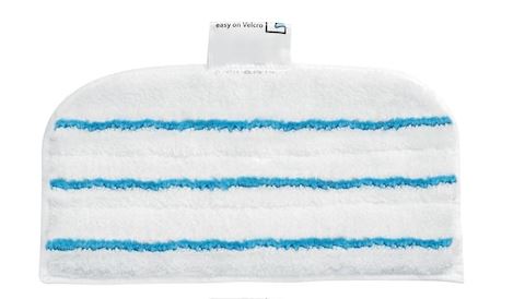 Een witte rechthoekige dweil met blauwe strepen en afgeronde hoeken. Het artikel bestaat uit drie verschillende lagen: 

Samenstelling:
•	Wollige laag: poolweefsel, waarvan de pooldraad bestaat uit polyester (wit) en een polyamide (blauw). Het grondweefsel bestaat uit polyester.
•	Open laag: breiwerk van polyester.
•	Laag met gaten: breiwerk van polyester.

De dweil is voor herhaaldelijk gebruik en wordt door middel van klittenband vastgemaakt op een stoomreiniger voor het schoonmaken van vloeroppervlakken. 

De afmetingen bedragen circa b 16 cm x l 34 cm x h 2 cm.

Het wezenlijke karakter wordt toegekend aan de laag die contact maakt met de vloer, namelijk het poolweefsel.