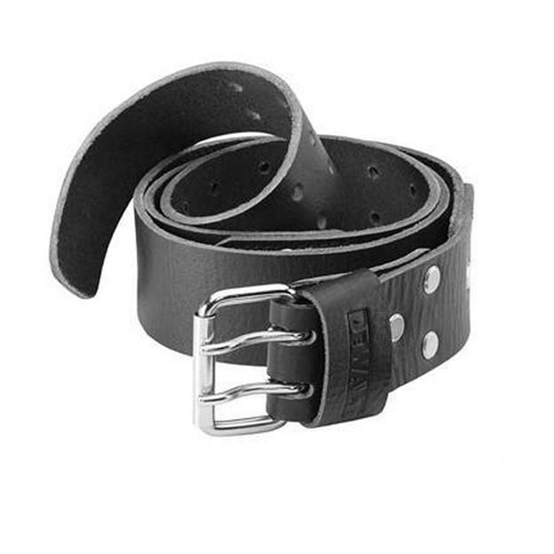 Een riem uit leer met een dubbele metalen gesp.