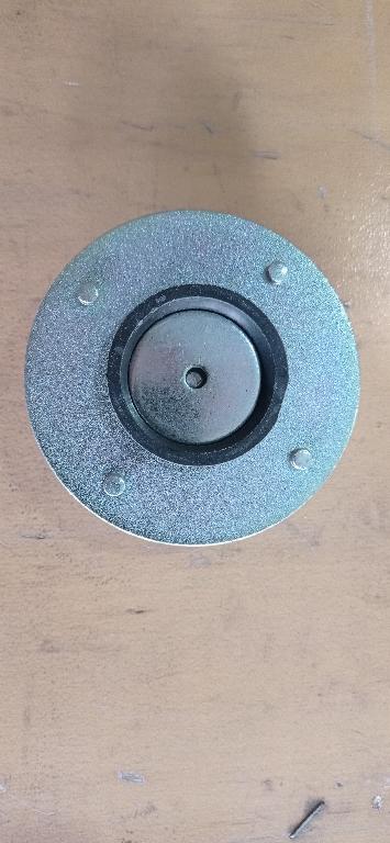 Een artikel volgens opgave bestaande uit een legering van neodymium, ijzer en boor, bedekt met nikkel of zink, van de soort gebruikt bij de productie van luidsprekers voor motorvoertuigen, met de volgende kenmerken:
- een schijf met een diameter van niet meer dan 90mm
- bestemd om na magnetisering als permanente magneet te worden gebruikt
- al dan niet voorzien van een gat in het midden
