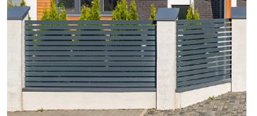 Omheining sectie van aluminium op maat geproduceerd in een geprefabriceerd bouwpakket.
De functie is het afsluiten van een tuin of gelijkaardige omheind gebied.
Het product bestaat uit aluminium profielen met een polymeercoating met een dikte van 80-120 µ die door middel van aluminium verbindingstukken en/of drukknop sluitende hoeken een frame vormen. De vulling van het frame is naar keuze uit diverse aluminium profielen of zonder vulling. De bevestiging is door middel van beugels.
Het product wordt aangeboden in niet gemonteerde staat.
De profielen worden bij de assemblage op maat gezaagd en op de juiste plaats geboord.