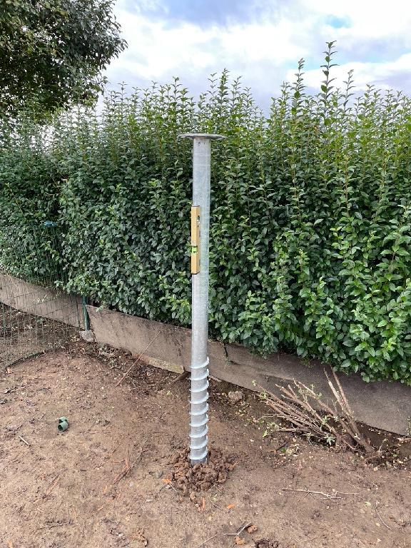 Rond, hol voorwerp dat taps toeloopt naar een punt, voorzien van aangelaste spiraalvormige ribben van plaatstaal, in de vorm van een draad met een grote spoed. Aan de bovenzijde is een ronde flens bevestigd, met acht sleufgaten en vijf ronde gaten. In het midden van deze flens is aan de binnenzijde een moer gelast.
Wordt in de grond gedraaid als fundering voor een constructie die er permanent op wordt gemonteerd.
Het product is vervaardigd uit staal en is gegalvaniseerd
Het artikel is verkrijgbaar in verschillende diameters en lengtes tot 2,5 meter.