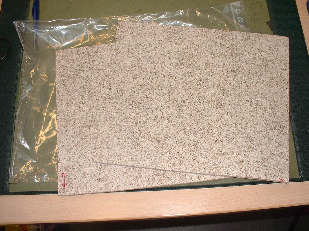 Matten, met een dikte van ongeveer 6 mm, bestaande uit ruw, niet-geëxpandeerd vermiculiet, vermengd met aluminiumsilicaat (keramische vezel).
Het product heeft de volgende samenstelling :
-vermiculiet            : 45 - 60 %
-aluminiumsilicaat      : 30 - 45 %
-acrylcopolymeer        :  5 - 10 %
-rayonvezels            :  0 -  1 %
-kwarts                 :  0 - 0,2 %

Het product is ontwikkeld voor het monteren van keramische monolieten in de meeste katalytische systeemapplicaties.
