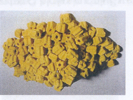 Katalysator op een drager van siliciumoxide, bevattende onder andere oxiden van vanadium, van cesium, van kalium, van ijzer, van aluminium en van zwavel.
Het product heeft de vorm van geribde ringen met een diameter van 11,9 mm en een lengte van 9,5-14 mm.