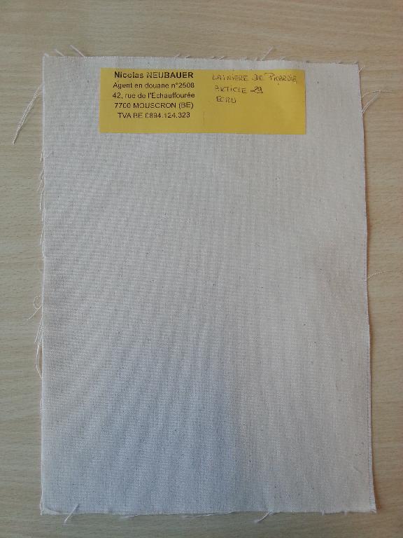 Tissu à armure toile 100% coton, écru, d’un poids au m² de 296 g et d’une largeur de 190 cm.
