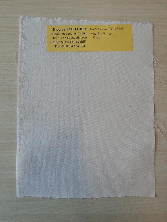 Tissu à armure toile 100% coton, écru, d’un poids au m² de 284 g et d’une largeur de 90 cm.