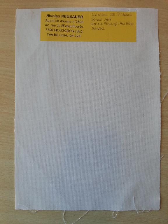 Tissu à armure toile 100% coton, écru, d’un poids au m² de 226 g et d’une largeur de 90 cm.