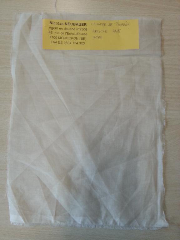 Tissu à armure toile 100% coton, écru, d’un poids au m² de 46 g et d’une largeur de 90 cm.