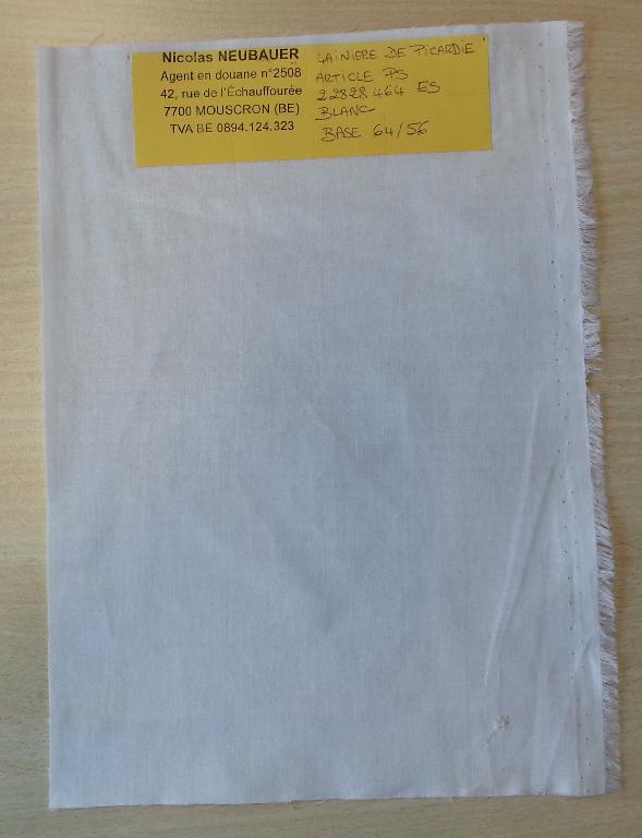 Tissu à armure toile 100% coton, écru, d’un poids au m² de 90 g et d’une largeur de 90 cm.