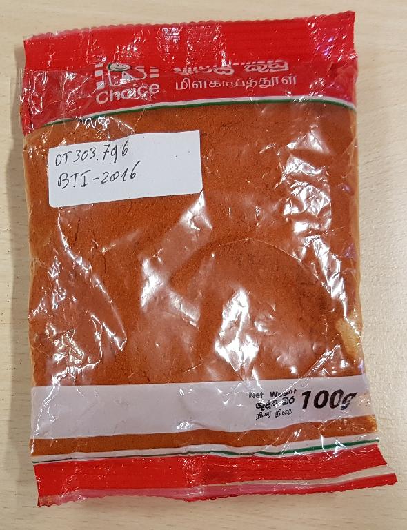Poudre rouge constituée de piment du genre Capsicum annuum séché, pulvérisé et conditionné pour la vente au détail dans un sachet plastique (poids net de 100 grammes).