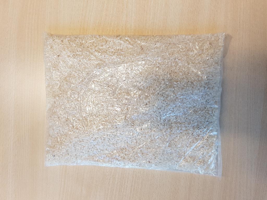 Riz blanchi, non étuvé, décortiqué, à grains moyens (présentant une longueur moyenne des grains supérieure à 5,2 mm et inférieure ou égale à 6,0 mm et dont le rapport longueur/largeur est inférieur à 3), conditionné en sachet plastique d'une contenance n'excédant pas 5 Kg.