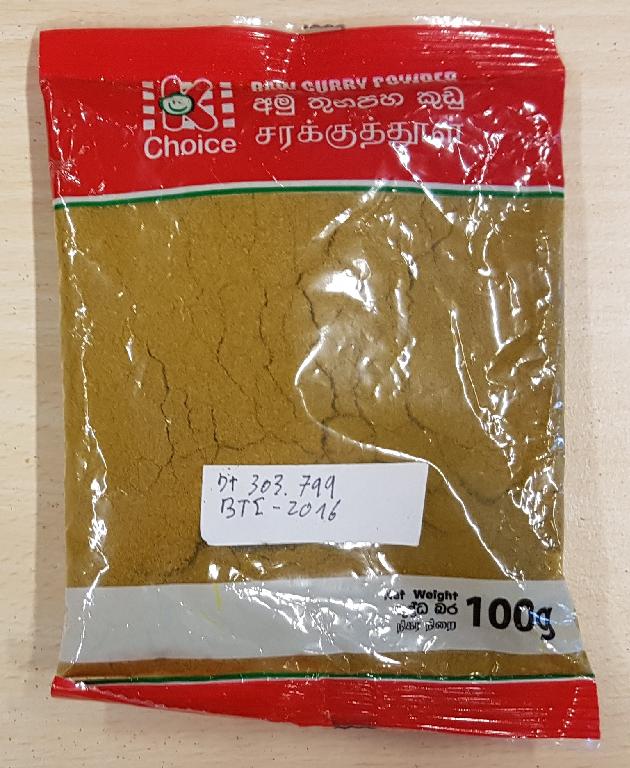 Poudre de curry conditionnée pour la vente au détail dans un sachet plastique de 100 grammes.