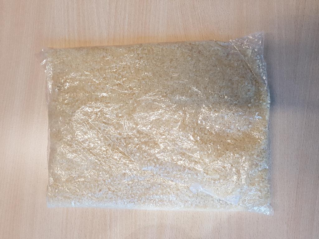 Riz blanchi, étuvé, décortiqué, à grains ronds (présentant une longueur moyenne des grains inférieure ou égale à 5,2 mm et dont le rapport longueur/largeur est inférieur à 2) et conditionné en sachet plastique d'une contenance n'excédant pas 5 Kg.