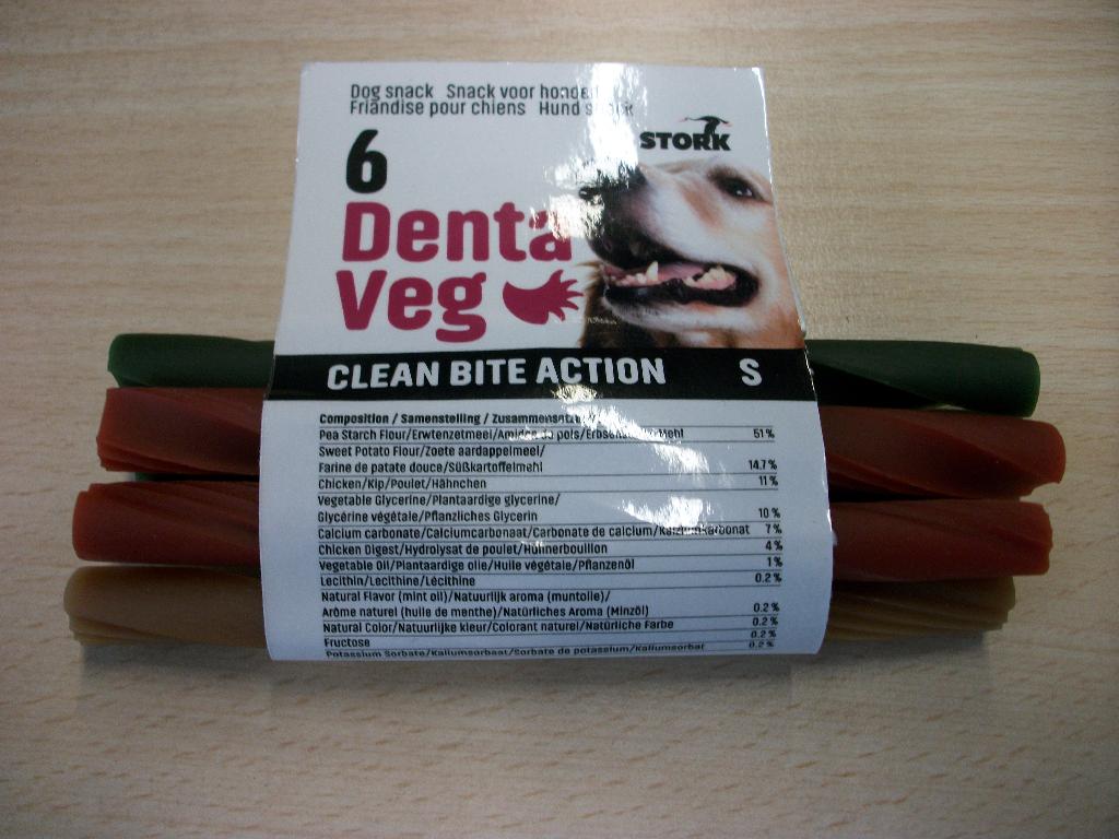 Aanvullend diervoeder voor honden aangeboden als snacks in 3 kleuren, in de vorm van een gedraaid staafje, respectievelijk verpakt per 3, 6 of 12 in een banderol met kleefstof, met een nettogewicht van respectievelijk 142g (large), 84g (small) of 78g (x-small). De snacks bevatten geen zuivelproducten en hebben een zetmeelgehalte van méér dan 30 gewichtspercenten.
Op de banderol is o.a. de samenstelling, de analytische bestanddelen en het voedingsadvies afgedrukt.