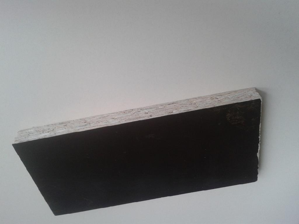 Плоскост от дървесина, от вида OSB (oriented strand board), водоустойчива. Размерите на плочата са 18/1250/2500 мм. OSB плоскостта е преминала през следните допълнителни обработки:
-	Шлайфане на повърхността със шлайф машина;
-	Полагане на фенолна хартия чрез хидравлична филмираща гореща преса върху шлайфаните повърхности;
-	Омазване на страниците с водоустойчива боя.

Стоките са предназначени за използване в строителството.