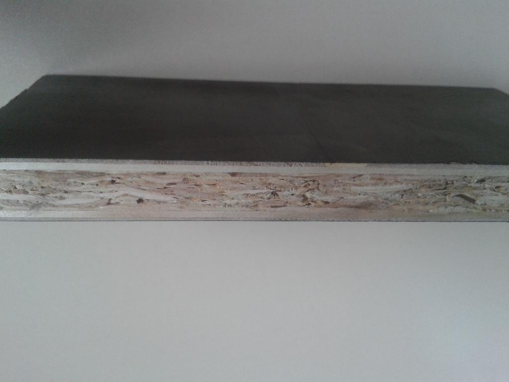 Дървен материал, т.нар комби - борд, получен от плоскост OSB (oriented strand board), върху която са залепени с преса 2 слоя фурнирни листа от топола или липа с единична дебелина 1,5 – 1,8 мм, като цялото изделие е двустранно покрито от фенолен филм. Размери на комби - борда  18/1250/2500 мм. Продукта се използва в строителството.
