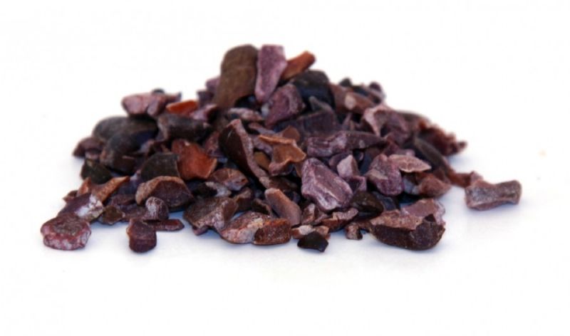 Счукани какаови зърна, получени от какаови зърна (Theobroma cacao), преминали термична обработка, обелени и натрошени. Стоката е представена в опаковки от 200 грама или 20 кг.