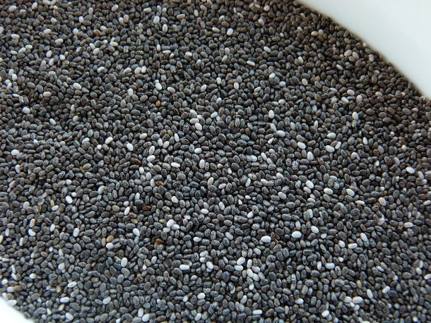 Семена от чиа (Salvia hispanica L.), топлинно нетретирани, с минимално съдържание на мазнини 30%, за човешка консумация. Представени са в опаковки от 200 гр, 500 гр и 25 кг.