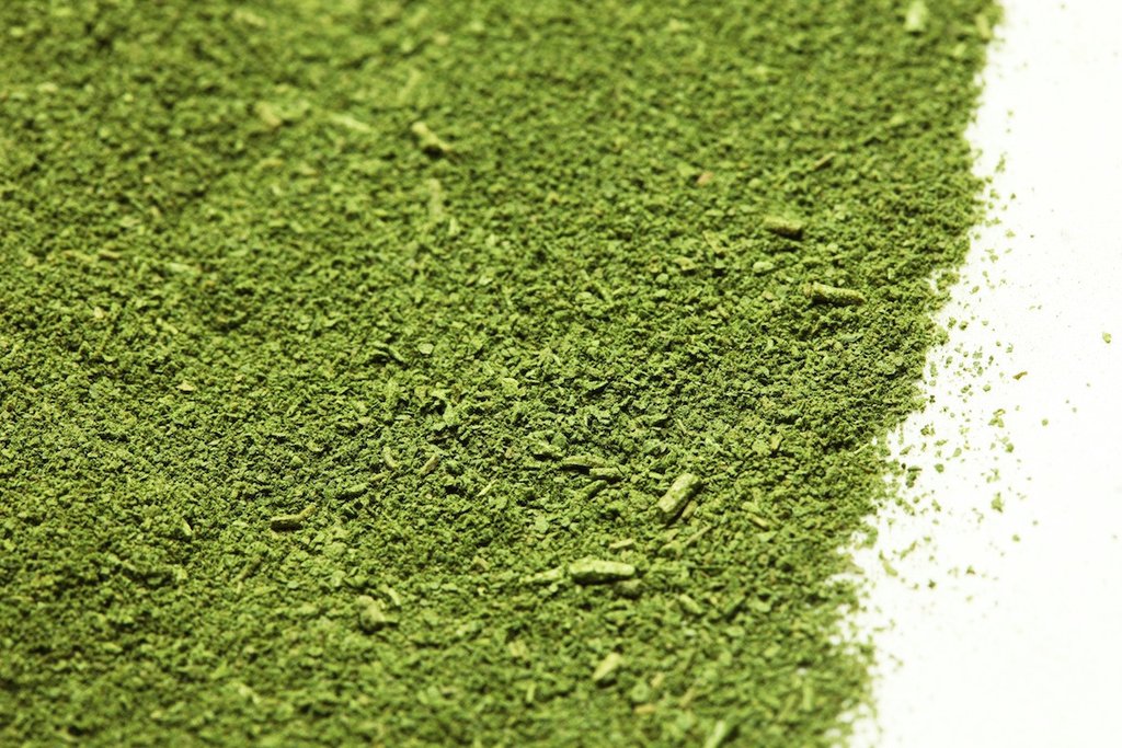 Кейл (къдраво зеле, Brassica oleracea) под формата на прах, получен чрез следните основни обработки: измиване, впръскване на листата с вряла вода за запазване на цвета (различно от бланширане и по напреднала термична обработка), дехидратиране и сушене при ниска температура и раздробяване. Стоката е за човешка консумация и е представена в опаковки от 100 грама.