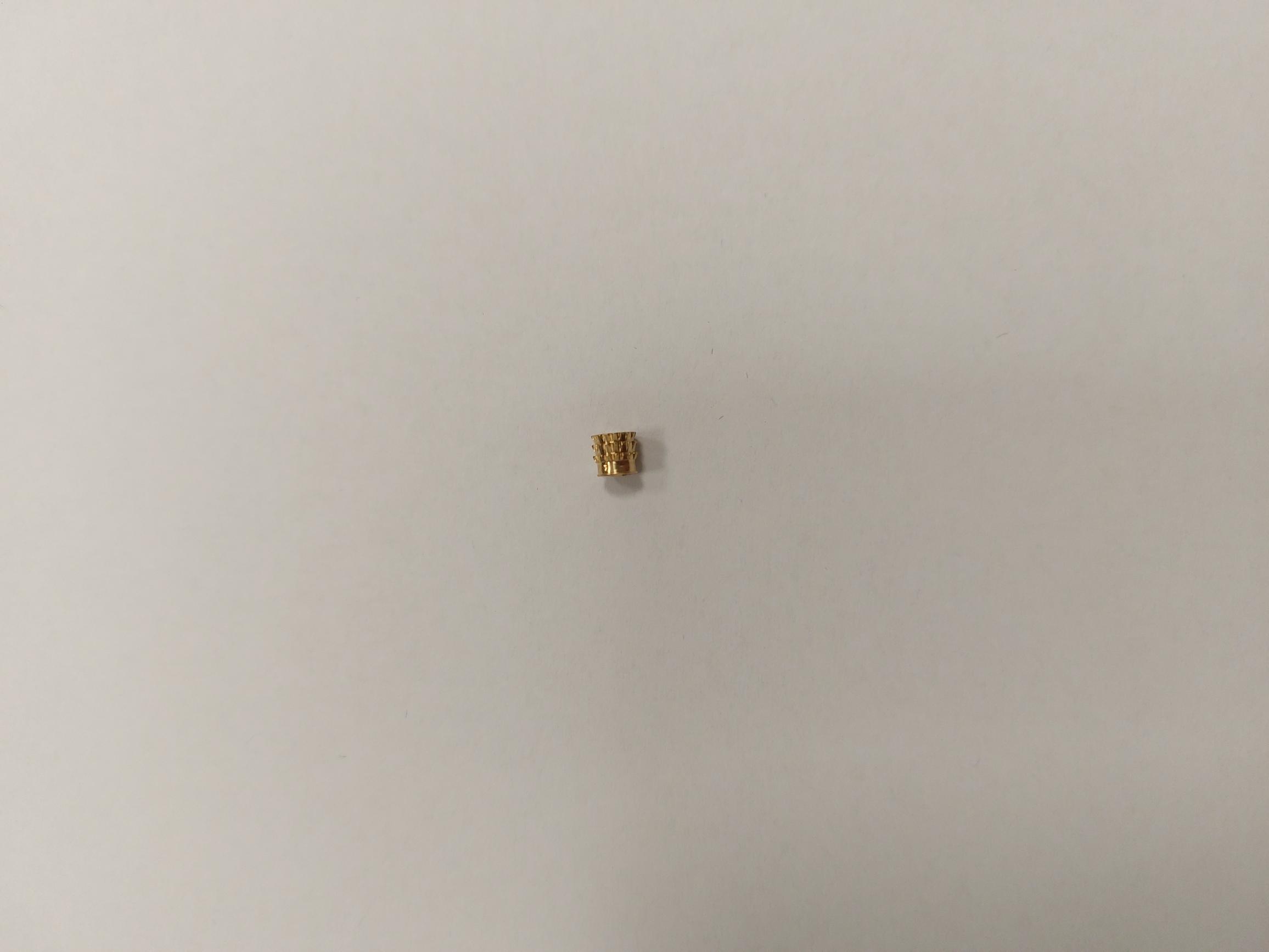 Гайка М3x4mm с вътрешен диаметър, непревишаващ 12мм, от месинг, за навиване на винт за монтаж на изключватели.