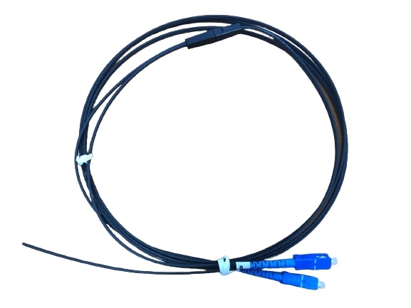 Кабел от оптични влакна (тип FTTH – Fiber To The Home) за предаване на данни за фиксирани и мобилни връзки, между абонатната FTTH разпределителна кутия до абонатната връзка, с Ethernet до 10G. Съставен от 2 оптични влакна G657A (едномодови), защитени с индивидуална обвивка с цветна кодова идентификация с термопластика в съответствие със стандарт TIA/EIA), има 2 подсилващи FRP елемента с диаметър 2х0.50мм., с носещо метално въже с диаметър 1.00мм., защитено и изолирано с PVC  обвивка с общ диаметър 2.0mm H x 5.1mm W. Снабден с 2 броя конектори SC/UPC - на всяко едно от влакната, за свързване на оптичния стенен терминал към операторската кутия с оптичен порт на абоната. Съгласно приложената техническа спецификация и уточнение на заявителя, кабелът предмет на настоящата ОТИ е с дължина от 1000 m.