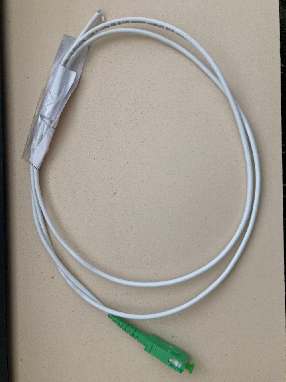 Кабел от оптични влакна ( тип FTTH – Fiber To The Home) за предаване на данни за фиксирани и мобилни връзки, между абонатната FTTH разпределителна кутия до абонатната връзка, с Ethernet до 10G. Съставен от 1 оптично влакнo G657A (едномодово), защитено с индивидуална обвивка с цветна кодова идентификация с термопластика в съответствие със стандарт TIA/EIA), обвито с метална спирала, изолирана с PVC  обвивка с общ диаметър 3мм. Снабден е с конектор SC/APC от единия край за свързване към операторската кутия с оптичен порт на абоната. 
Съгласно приложената техническа спецификация и уточнение на заявителя, кабелът предмет на настоящата ОТИ е с дължина от 1000 m.