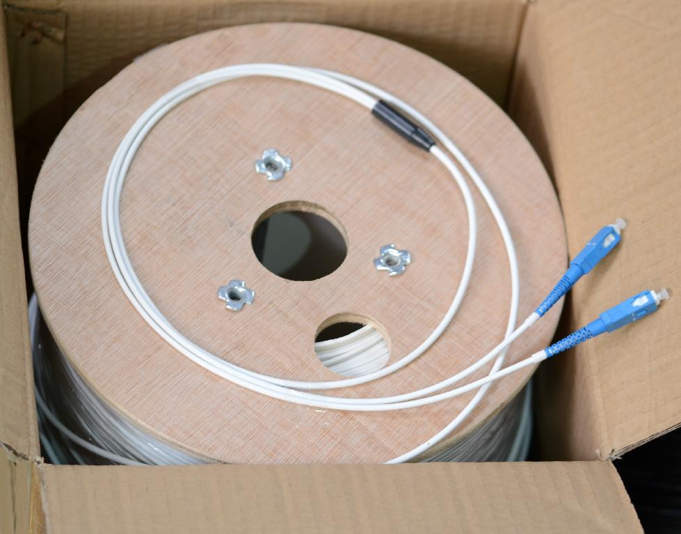 Оптичен кабел (тип FTTH – Fiber To The Home), съставен от 2 индивидуално оцветени влакна (стъклено влакно G657A), защитено с цветна термопластика в съответствие със стандарт TIA/EIA),защитено с метална спирала, изолирана с PVC  обвивка с общ диаметър 3мм. Всяко от двете влакна е снабдено с конектор SC/UPC. 
Съгласно приложената техническа спецификация и уточнение на заявителя, кабелът предмет на настоящата ОТИ е с дължина от 1000 m.