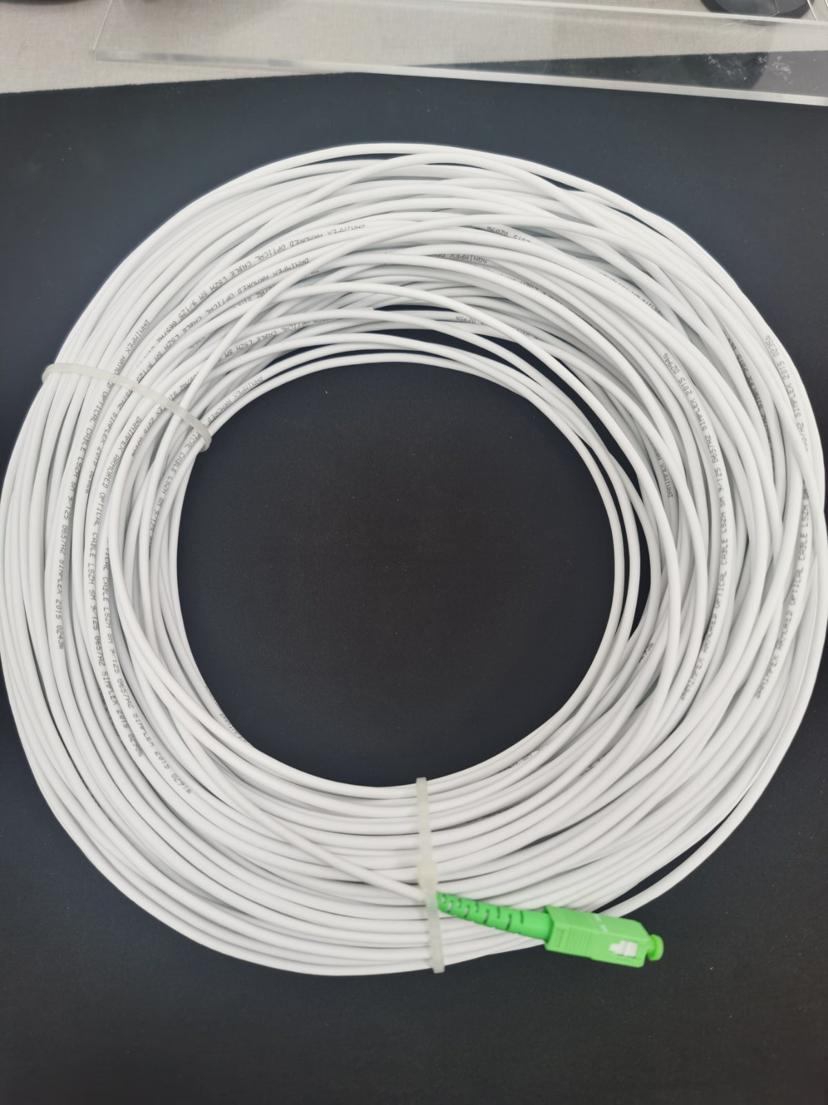 Оптичен кабел (тип FTTH – Fiber To The Home), съставен от 1 индивидуално оцветенo влакнo( стъклено влакно G657A), защитено с цветна термопластика в съответствие със стандарт TIA/EIA), защитено с метална спирала, изолирана с PVC  обвивка с общ диаметър 3 mm. Влакното е снабдено с конектор SC/ APC. 
Съгласно приложената техническа спецификация и уточнение на заявителя, кабелът предмет на настоящата ОТИ е с дължина от 100 m.