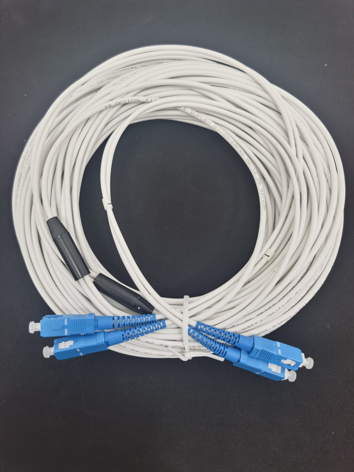 Оптичен кабел (тип FTTH – Fiber To The Home), съставен от 2 индивидуално оцветени влакна (стъклено влакно G657A), защитено с цветна термопластика в съответствие със стандарт TIA/EIA),защитено с метална спирала, изолирана с PVC  обвивка с общ диаметър 3мм. Всяко от двете влакна е снабдено с конектор SC/UPC. 
Съгласно приложената техническа спецификация и уточнение на заявителя, кабелът предмет на настоящата ОТИ е с дължина от 100 m.