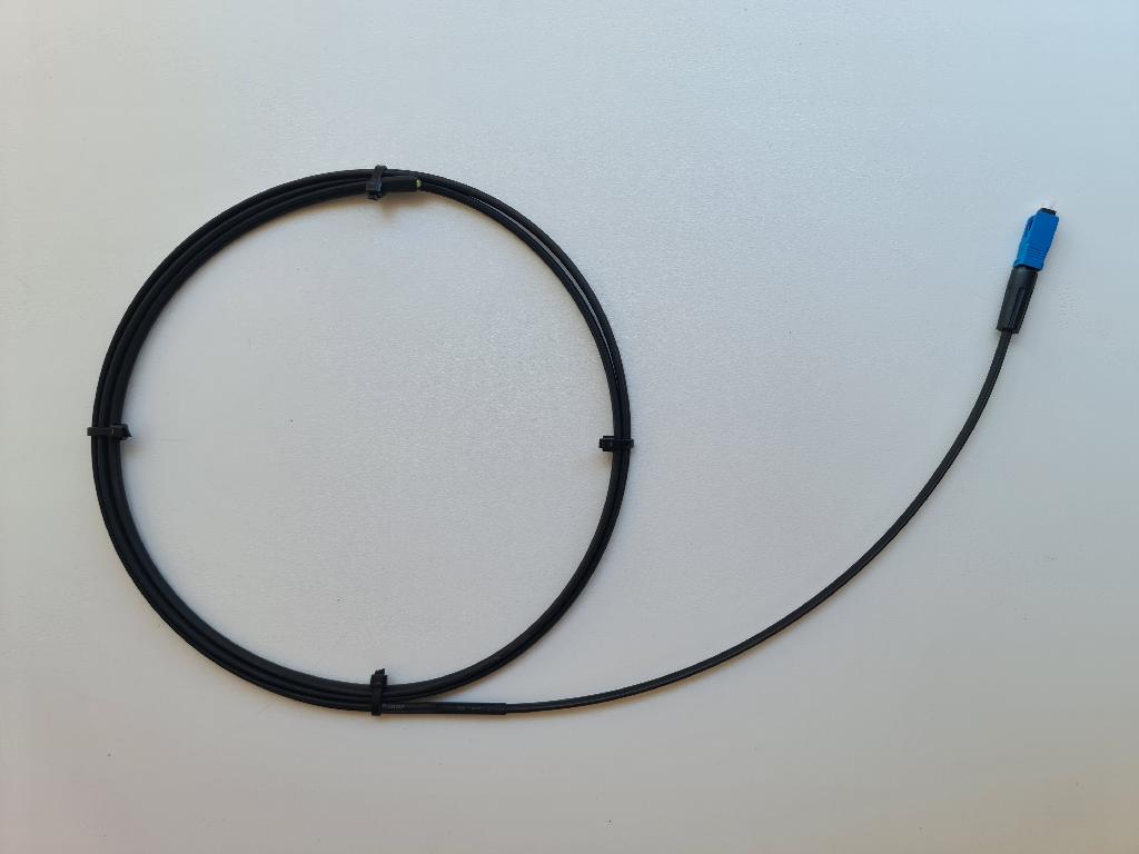 Оптичен кабел (тип FTTH- Fiber To The Home), съставен от 1 индивидуално оцветено едномодово влакно тип G.657А , с подсилващи влакна от кевлар и полиестер и носещо метално въже с диаметър 1,2мм. Кабелът е с общ диаметър 6,3мм/3,5мм и е защитен и изолиран с LSZH обвивка. Влакното в единия си край е снабдено с конектор SC/UPC. Кабелът се предлага на дървени макари с дължина от 500 до 1000м.