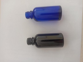 Стъклени бутилки с вместимост 30 ml, с резба на гърлото, от оцветено стъкло (син и черен цвят). Съгласно информацията от заявителя са за употреба в производството на ароматизатори за въздух и за употреба в парфюмерията.