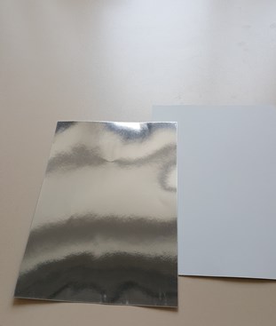 Трансметиран метализиран картон (transmet silver cardboard), с единично тегло на картона 232 гр./кв.м. с различни размери на листовете - 570/940 мм, 520/100 мм или др.
Според описание на производителя стоката е със следните характеристики:
1. Основно тегло: 232 GSM +-3%; 2. Дебелина: 300 +-2u; 3. Основна хартия: 225 GSM +-5GSM; 4. Покриващи компоненти: Акрил, Целулоза; 5. Дебелина на алуминиевия слой: 300-400А (анстрьома); 6. Структура на хартията - Лаково покритие, алуминиево покритие, лепило, основен картон.
Съгласно технологичния сертификат на производителя дебелината на метализираното покритие е 300-450 А, т.е. 0,03 - 0,045 микрона.
Технологията на производство на трансметирания метализиран картон е чрез вакуумна метализация, посредством която фини метални частици полепват върху предварително нанесен акрилен лак и образуват едностранно метализирано покритие на картона.
Картонът се използа за производство на опаковки за хранителни продукти.