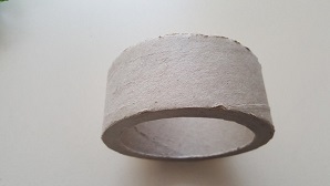 Стоката хартиени шпули (Cartons tubes) представлява изделие изработено от картон, с цилиндрична форма (външен диаметър 95 mm, вътрешен диаметър 75 mm и височина 40 mm) и е предназначено за навиване на материали по време на производството на пластири.