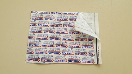 Стоката „студено залепена хартия напечатана Cure Aid“ (Cold seal paper printed Cure Aid) представлява двуслойна хартия, напечатана от двете страни и свързана чрез лепилен слой.